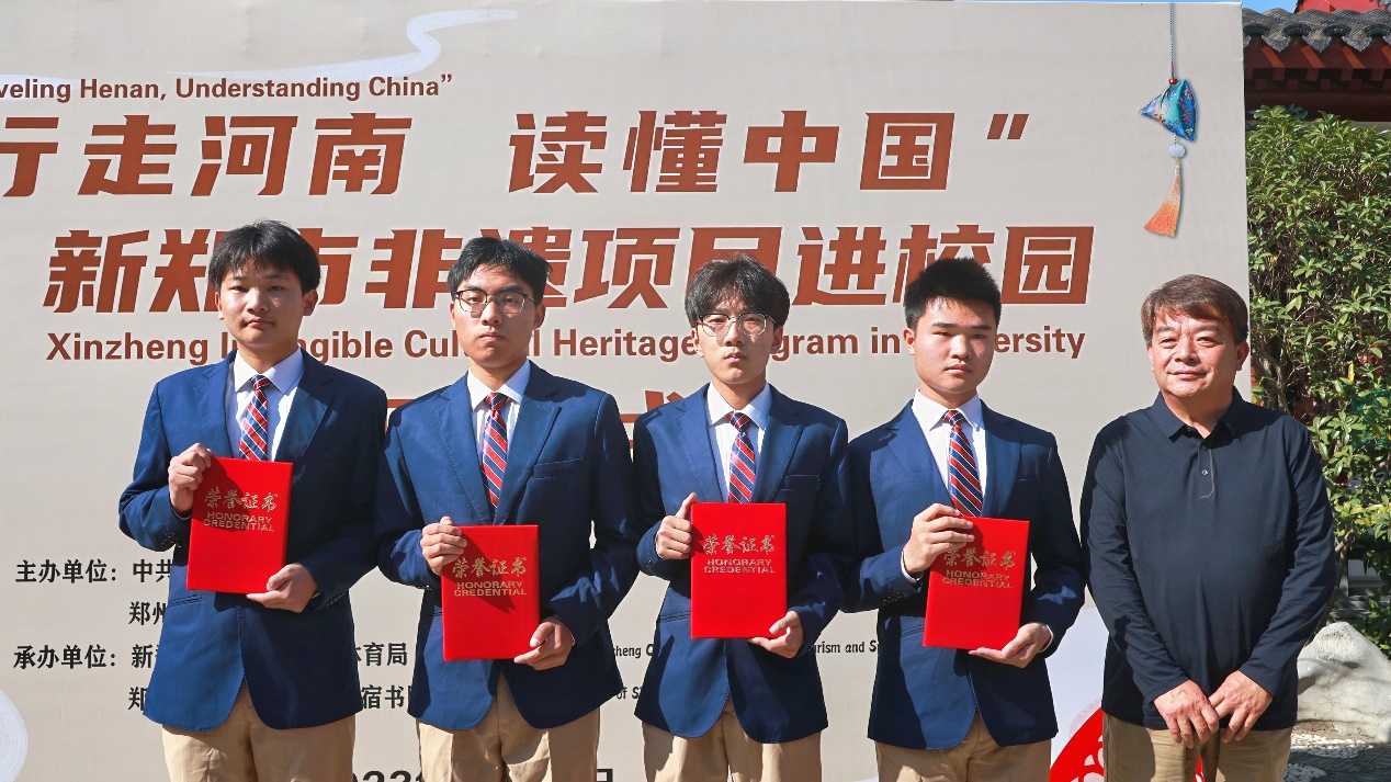 一群穿着西装笔挺的男子与配字描述已自动生成
