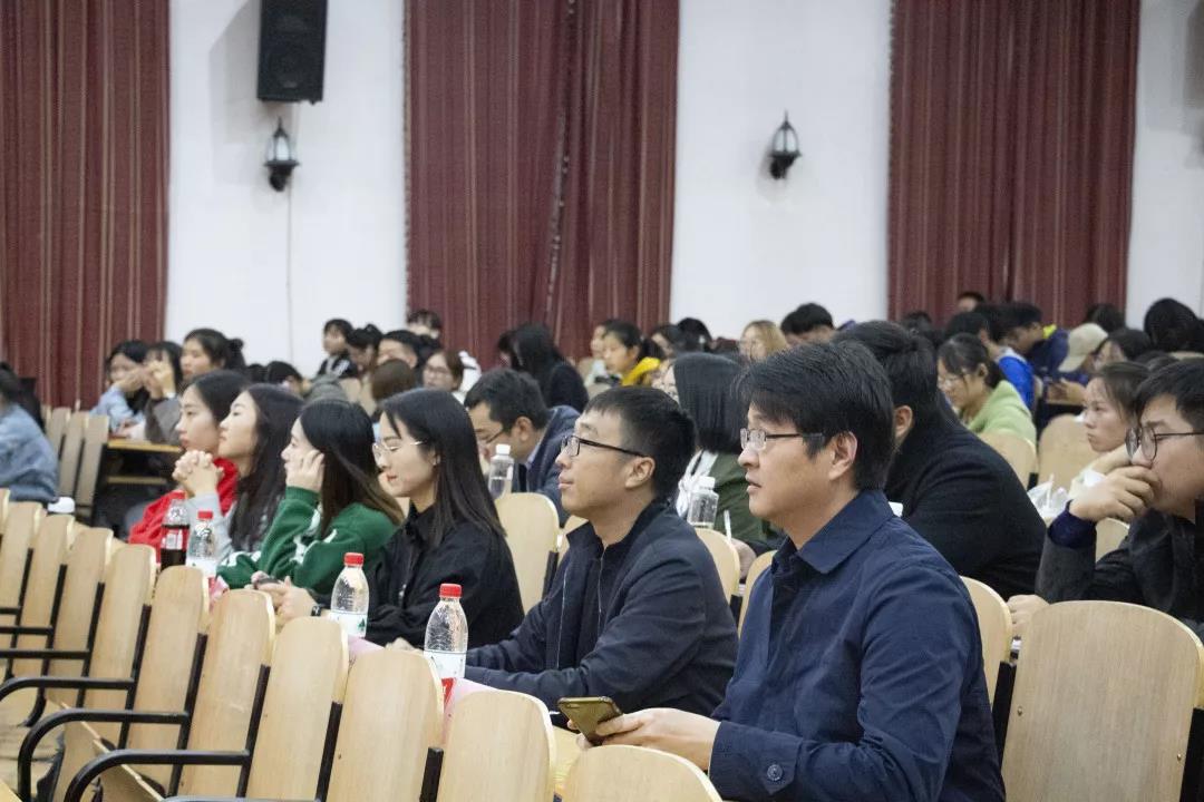 老师和同学们认真观看.jpg 老师和同学们认真观看.jpg