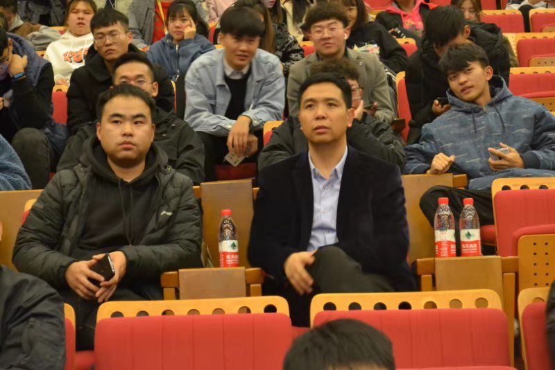 老师们认真观看比赛.jpg 老师们认真观看比赛.jpg