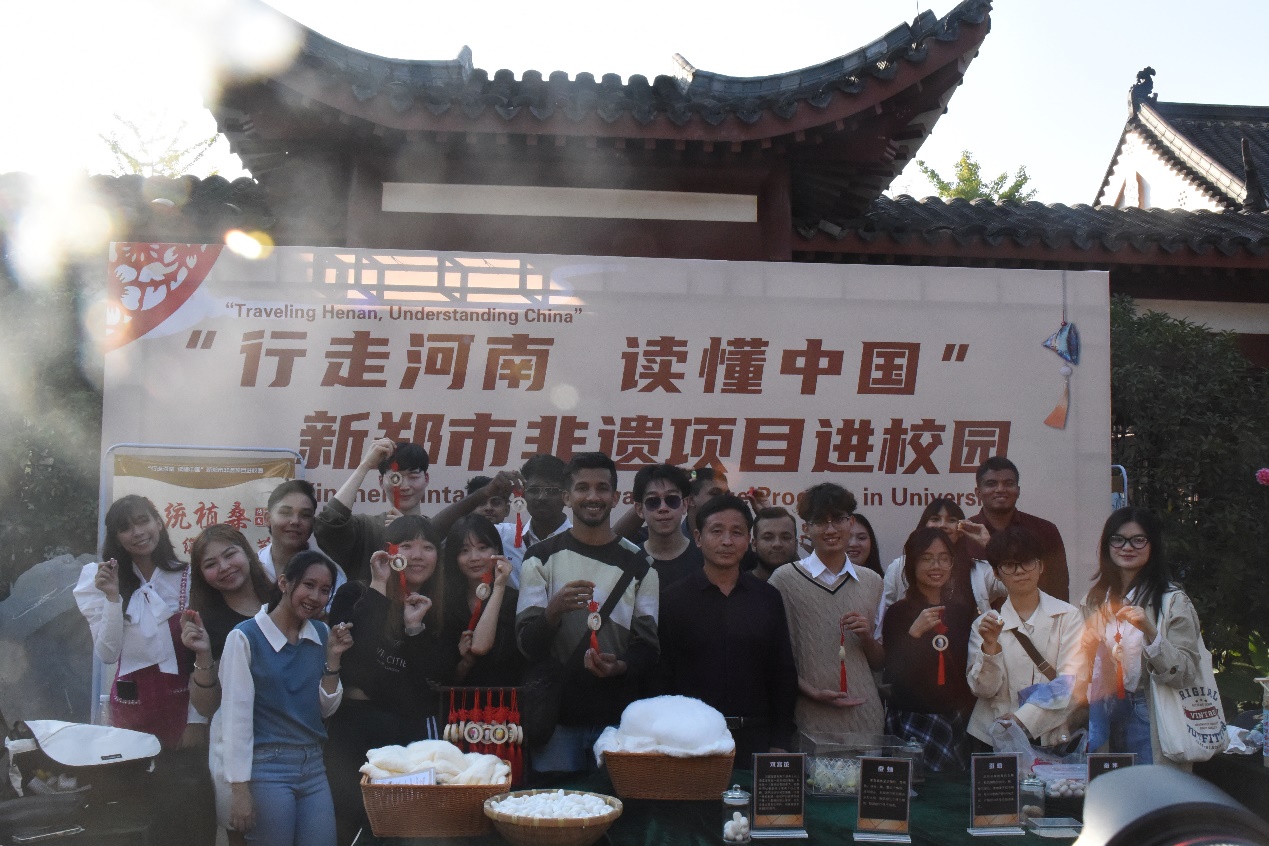 一群人站在台上中度可信度描述已自动生成