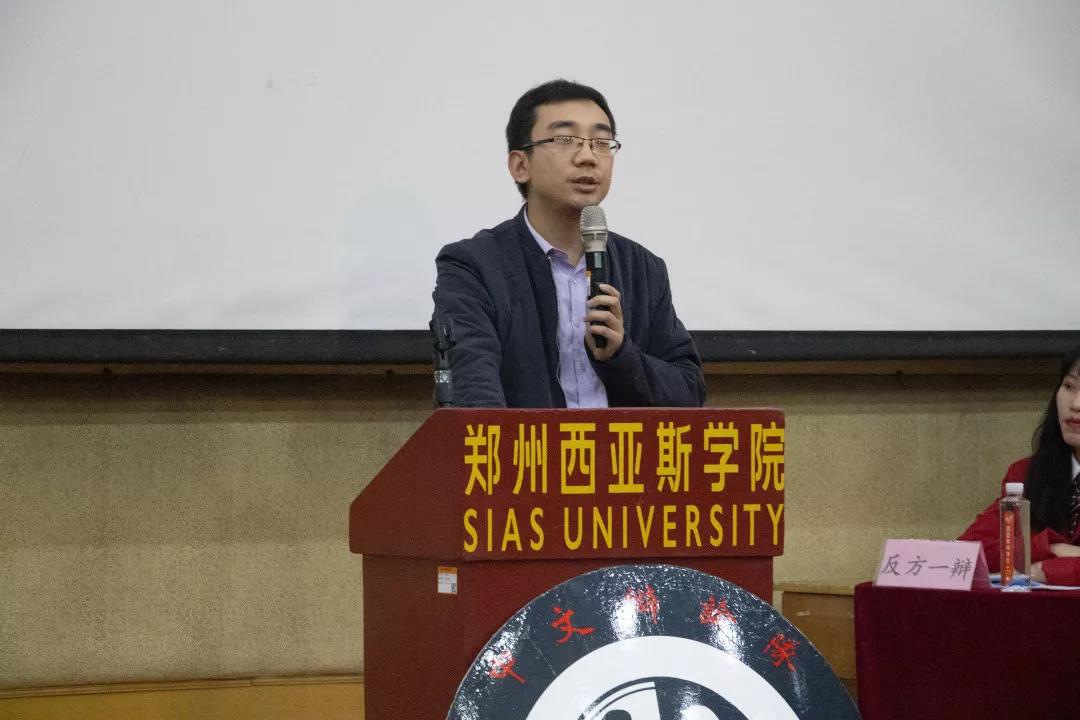 郝之天学长进行点评.jpg 郝之天学长进行点评.jpg