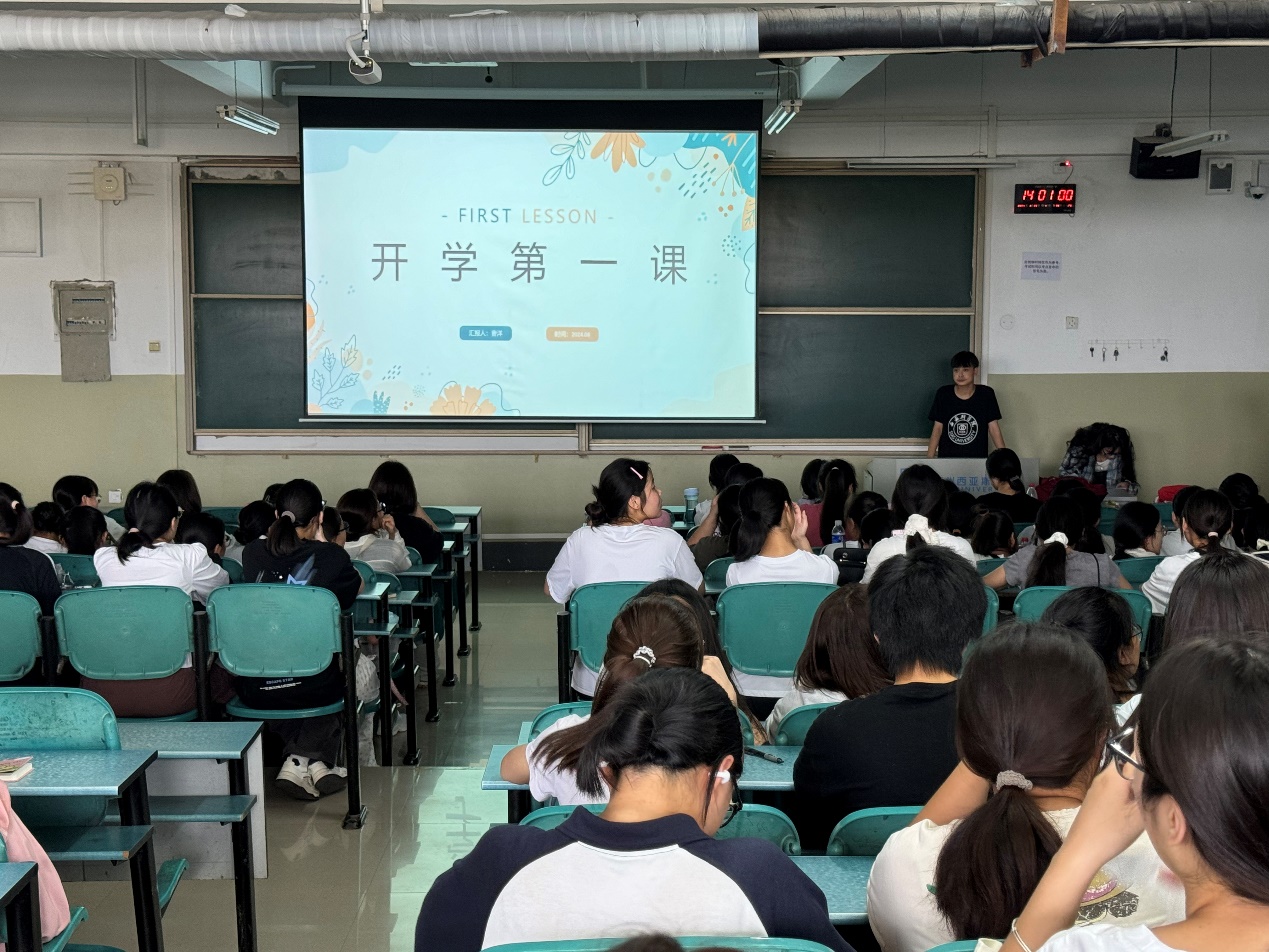 会议室里的人们描述已自动生成 会议室里的人们描述已自动生成