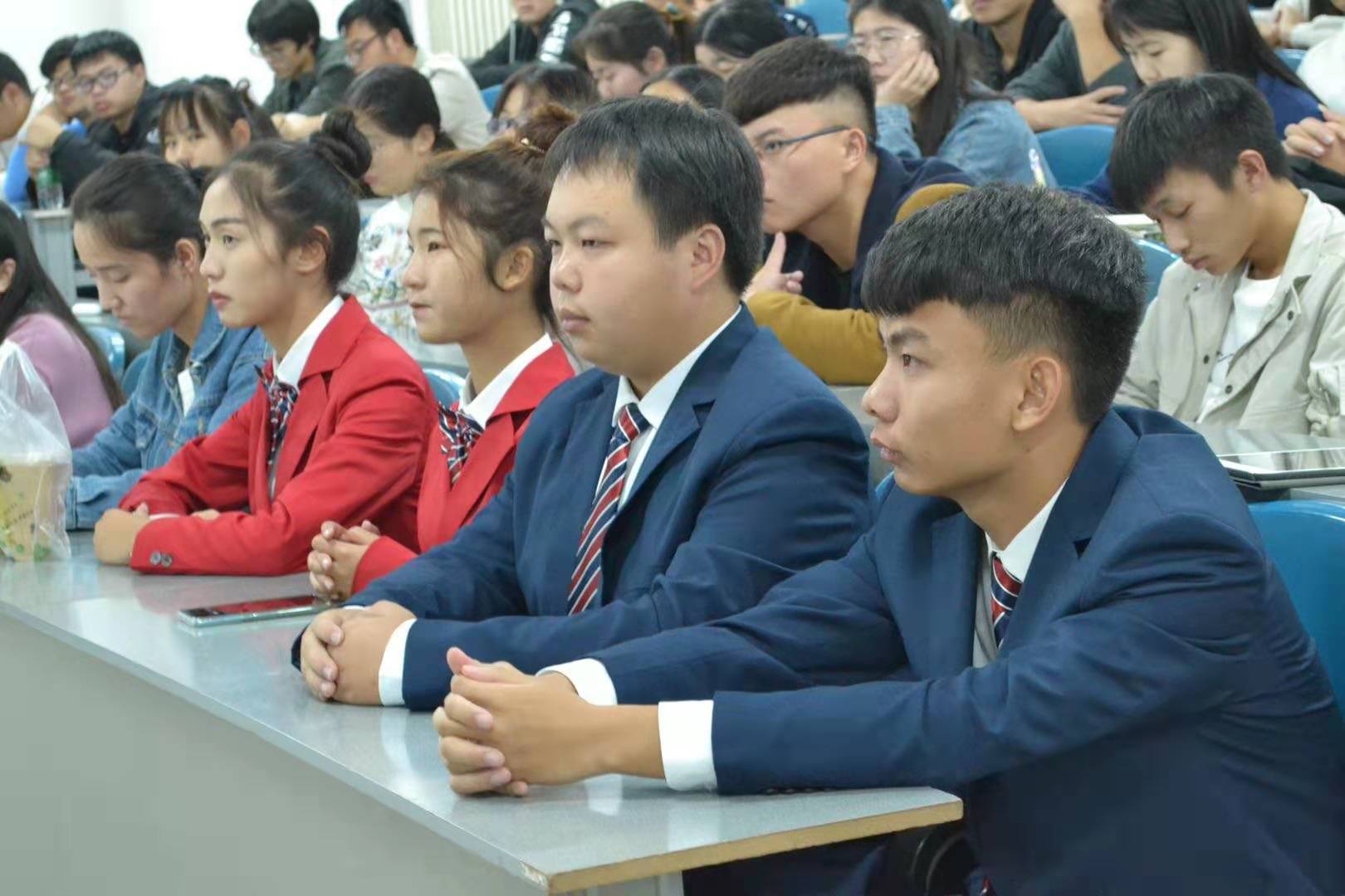 同学们认真学习.jpg 同学们认真学习.jpg
